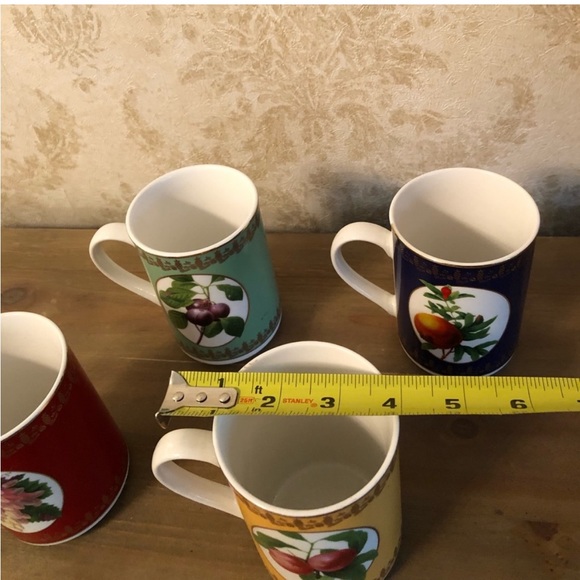 Vintage American Atelier set of 4 porcelain mugs - Picture 6 of 7